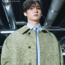 Lee Know (Stray Kids) - AUGUST 2025 [ESQUIRE] (C ver)