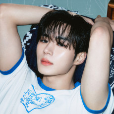 ALPHA DRIVE ONE - DICON VOLUME Nº33 ALPHA DRIVE ONE : HEARTS GROW ONE (JUNSEO) + PHOTOCARD ON-PACK
