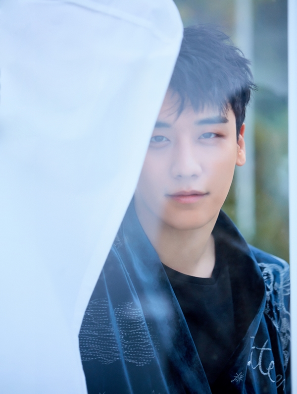 SEUNGRI - 2019 WELCOMING PHOTOBOOK